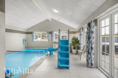 Feriehus 500 har et flott basseng med sklie, et stort innebygd boblebad og en badstue