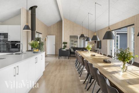 Det er plass til 26 personer i det store lyse oppholdsrommet i luksushus nr. 500.