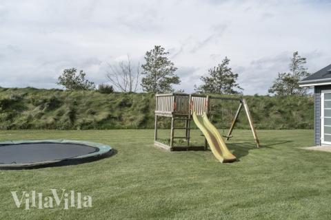 I det attraktive feriehuset nr. 500 i Nordjylland finnes det mengder av utendørsaktiviteter, som leketårn og huskestativ.