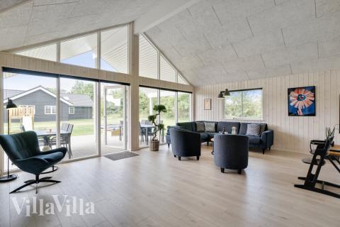 Det er plass til 18 personer i det store lyse oppholdsrommet i luksushus nr. 492.