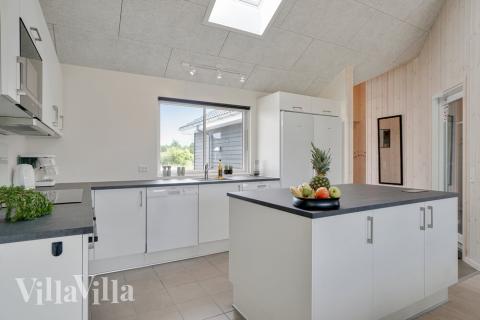 Kjøkkenet i luksushus nr. 492 er fullt utstyrt så dere lett kan lage mat til 18 personer.