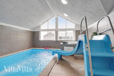 Feriehus 492 har et flott basseng med sklie, et stort innebygd boblebad og en badstue