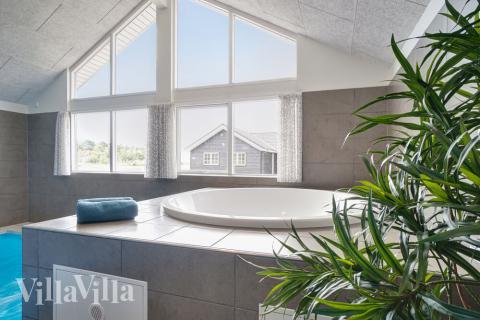 Nyt varmen i boblebadet i luksushus nr. 492 i Østjylland