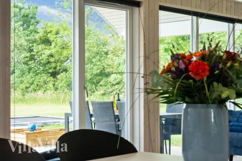 Det er god plass til at 18 personer sitter sammen i feriehusets oppholdsrom under et besøk i luksushus 492 i Østjylland.