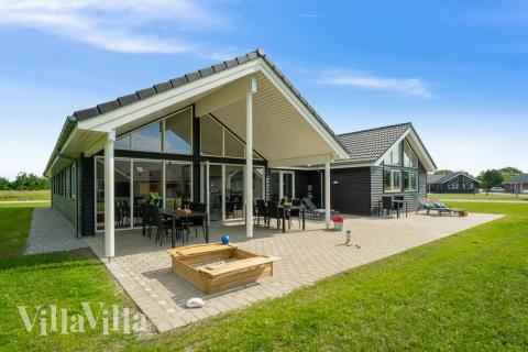 På terrassen i feriehus nr. 492 er det plass til 18 personer.