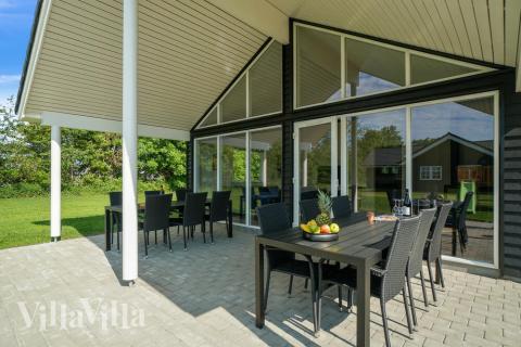 Luksushus nr. 492 har en deilig terrasse med gode hagemøbler til 18 personer.