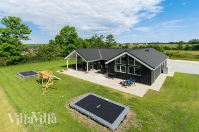 Dette lekre huset med svømmebasseng, nr. 492, med plass til 18 personer, ligger i Østjylland