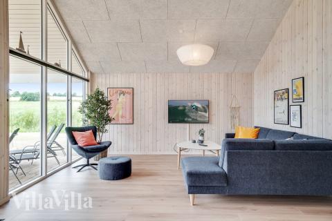 Sofaen i luksushus nr. 501 i Nordsjælland er perfekt for å hygge seg med et brettspill eller se en film sammen.