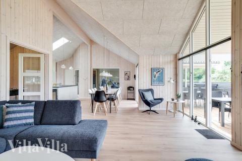 Det er plass til 14 personer i det store lyse oppholdsrommet i luksushus nr. 501.