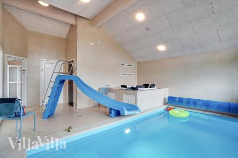 Feriehus 501 har et flott basseng med sklie, et stort innebygd boblebad og en badstue