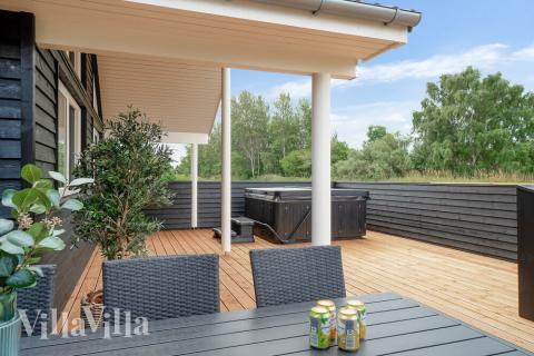 På terrassen i feriehus nr. 501 er det plass til 14 personer.