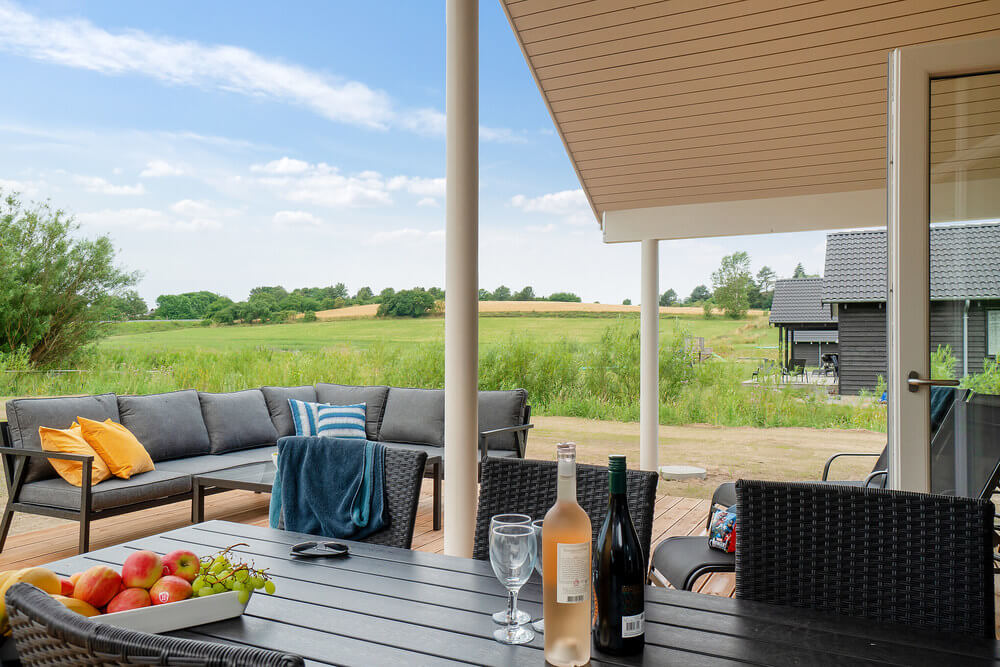 Nyt en grillkveld på terrassen i luksushus nr. 501 i Nordsjælland