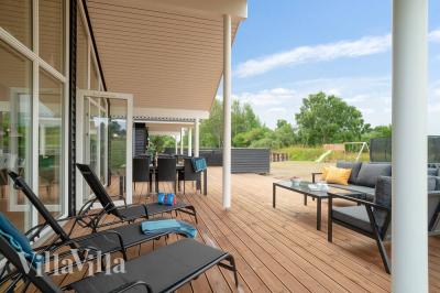 Luksushus nr. 501 har en deilig terrasse med gode hagemøbler til 14 personer.