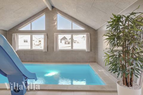 Feriehus 504 har et flott basseng med sklie, et stort innebygd boblebad og en badstue