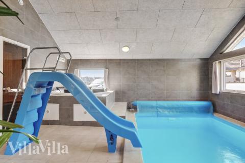 Det flotte bassenget i luksushus nr. 504 til 14 personer