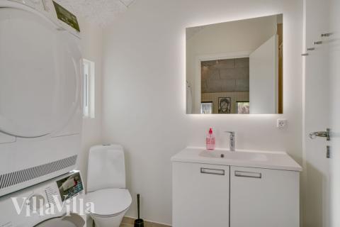 Det finnes bad med dusj i luksushus nr. 504 til 14 personer.