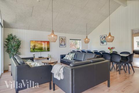 Det er plass til 14 personer i det store lyse oppholdsrommet i luksushus nr. 504.