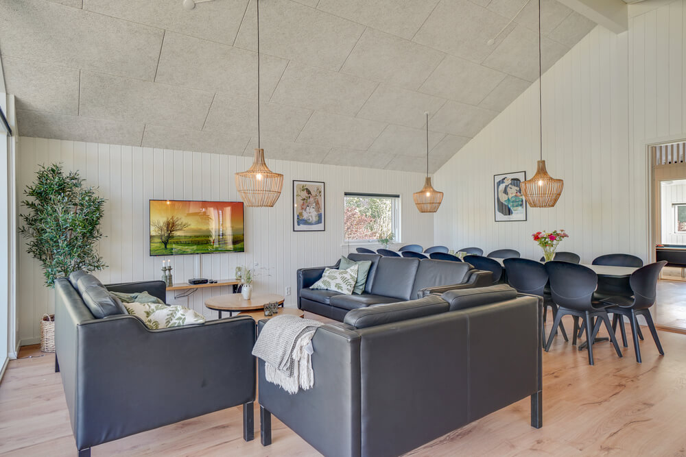 Det er plass til 14 personer i det store lyse oppholdsrommet i luksushus nr. 504.