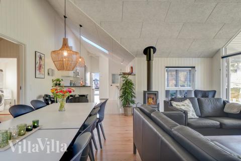 Det er god plass til at 14 personer sitter sammen i feriehusets oppholdsrom under et besøk i luksushus 504 i Nordsjælland.