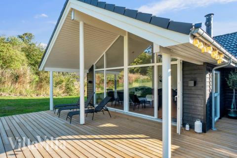 På terrassen i feriehus nr. 504 er det plass til 14 personer.