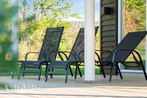 Nyt en grillkveld på terrassen i luksushus nr. 504 i Nordsjælland