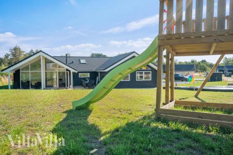 I det attraktive feriehuset nr. 504 i Nordsjælland finnes det mengder av utendørsaktiviteter, som leketårn og huskestativ.