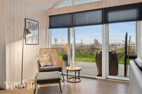 Sofaen i luksushus nr. 726 i Tyskland er perfekt for å hygge seg med et brettspill eller se en film sammen.