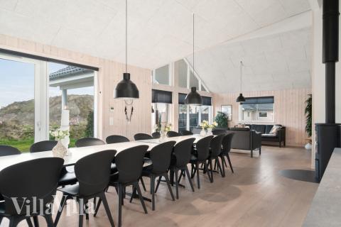 Det er plass til 18 personer i det store lyse oppholdsrommet i luksushus nr. 726.