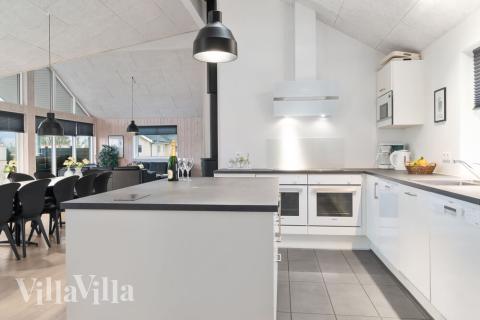 Kjøkkenet i luksushus nr. 726 er fullt utstyrt så dere lett kan lage mat til 18 personer.