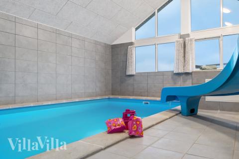 Feriehus 726 har et flott basseng med sklie, et stort innebygd boblebad og en badstue