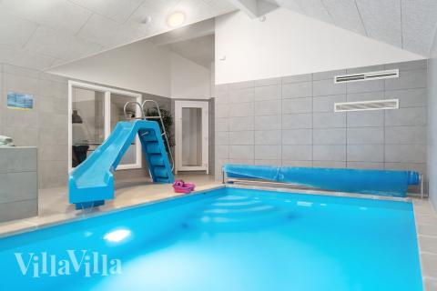 Det flotte bassenget i luksushus nr. 726 til 18 personer