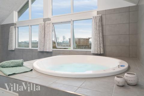 Nyt varmen i boblebadet i luksushus nr. 726 i Tyskland