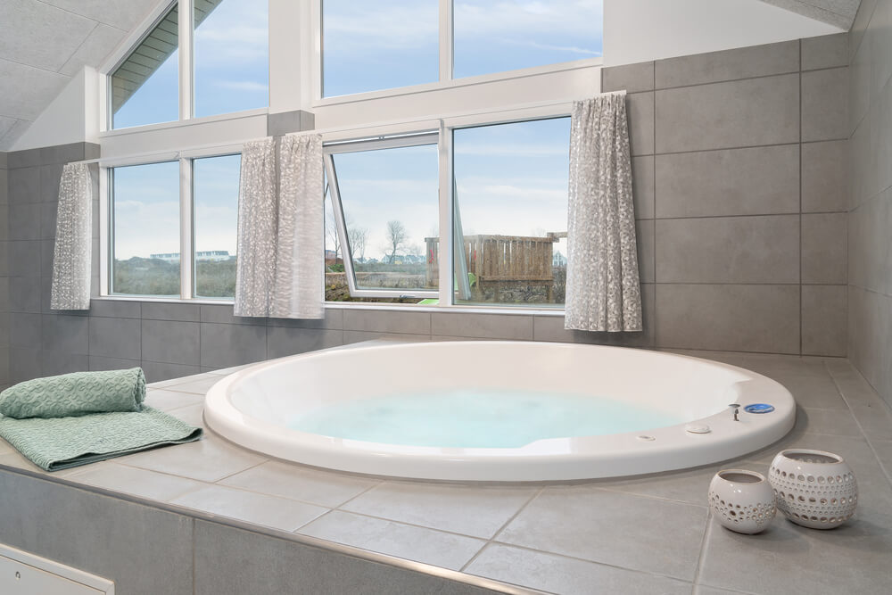 Nyt varmen i boblebadet i luksushus nr. 726 i Tyskland