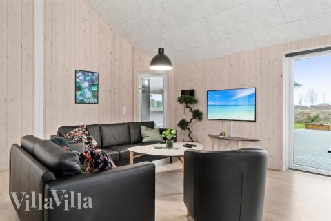 Sofaen i luksushus nr. 730 i Tyskland er perfekt for å hygge seg med et brettspill eller se en film sammen.