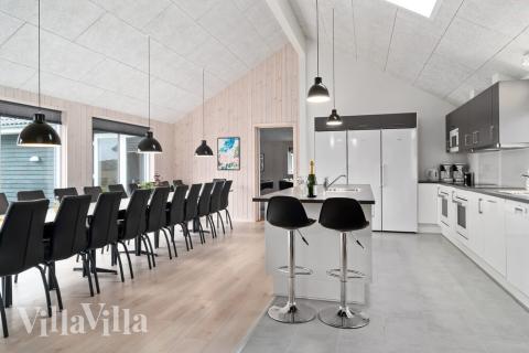 Det er plass til 24 personer i det store lyse oppholdsrommet i luksushus nr. 730.