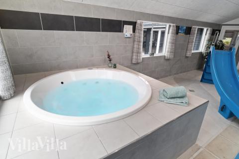 Nyt varmen i boblebadet i luksushus nr. 730 i Tyskland