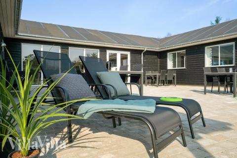 Luksushus nr. 727 har en deilig terrasse med gode hagemøbler til 24 personer.