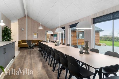 Det er plass til 24 personer i det store lyse oppholdsrommet i luksushus nr. 727.