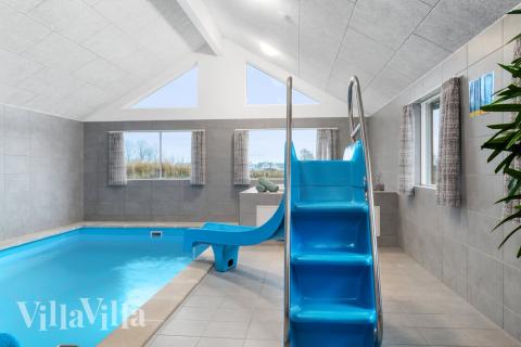 Det flotte bassenget i luksushus nr. 727 til 24 personer