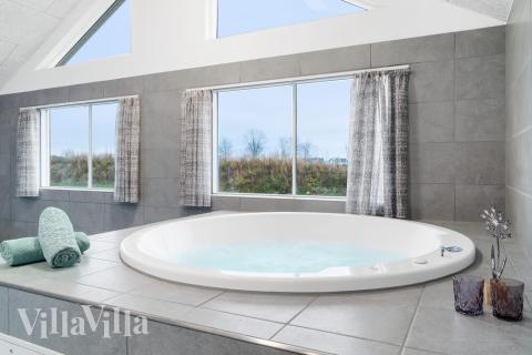 Nyt varmen i boblebadet i luksushus nr. 727 i Tyskland