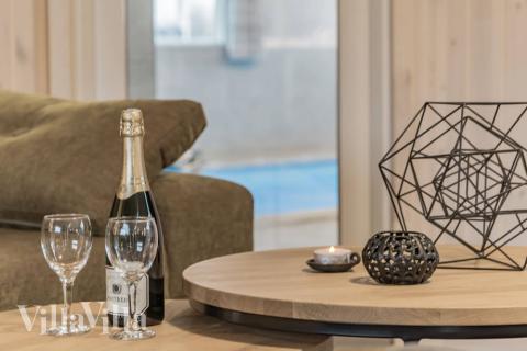 Sofaen i luksushus nr. 727 i Tyskland er perfekt for å hygge seg med et brettspill eller se en film sammen.