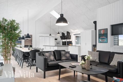 Det er plass til 24 personer i det store lyse oppholdsrommet i luksushus nr. 728.