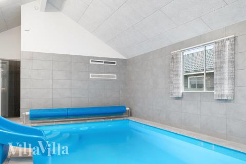 Feriehus 728 har et flott basseng med sklie, et stort innebygd boblebad og en badstue