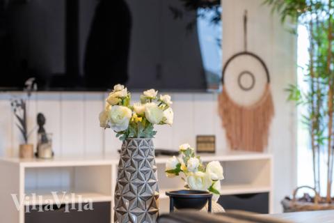 Sofaen i luksushus nr. 728 i Tyskland er perfekt for å hygge seg med et brettspill eller se en film sammen.