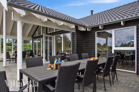 Luksushus nr. 733 har en deilig terrasse med gode hagemøbler til 18 personer.