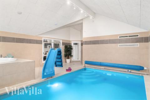 Det flotte bassenget i luksushus nr. 733 til 18 personer