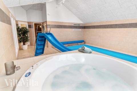 Nyt varmen i boblebadet i luksushus nr. 733 i Tyskland