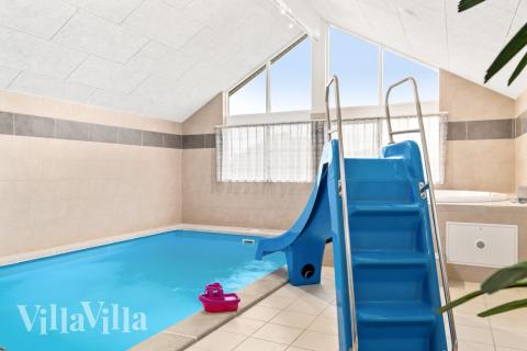 Feriehus 733 har et flott basseng med sklie, et stort innebygd boblebad og en badstue