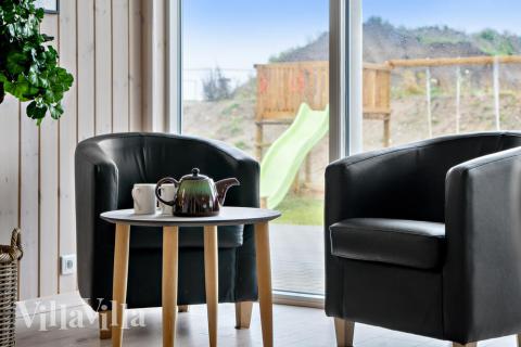 Sofaen i luksushus nr. 733 i Tyskland er perfekt for å hygge seg med et brettspill eller se en film sammen.