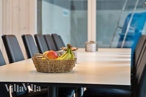 Det er plass til 18 personer i det store lyse oppholdsrommet i luksushus nr. 733.